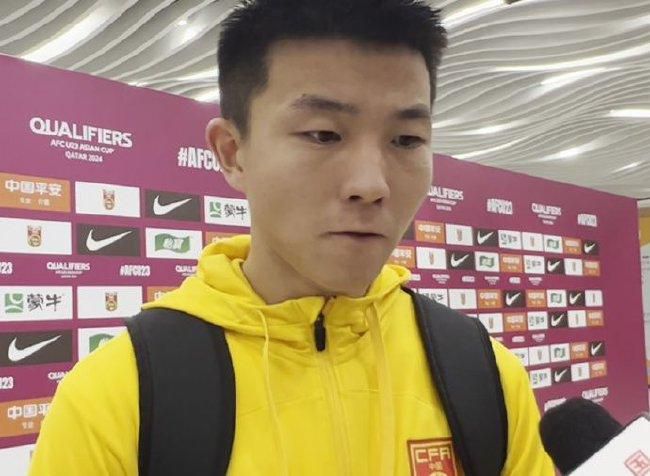 退休差人豹叔膝下有儿子阿国（张国强 饰）和养子阿定（刘德华 饰），阿国曾是国际刑警，现在返港担负督察；而阿定章混迹黑道，固然收进丰富并颇得老板杨东海欣赏，但阿定谢绝贩毒令杨东海很难堪。阿定与阿国情同骨肉，但并未刺探彼此工作。不久，阿国受命查询拜访杨东海一伙，同时阿定中了杨东海苦肉计，不能不与毒贩联系，成果激发决战苦战。背负杀人嫌疑的阿定被阿国追索，侥幸逃走后扳连后者遭警队惩罚。另外一方面，阿定和阿国在警队中的仇家步步紧逼他们，终究身故，而阿定的女友雯雯（萧红梅 饰）为阿定几回犯险，阿定不忍弃她而往独自出国逃难，